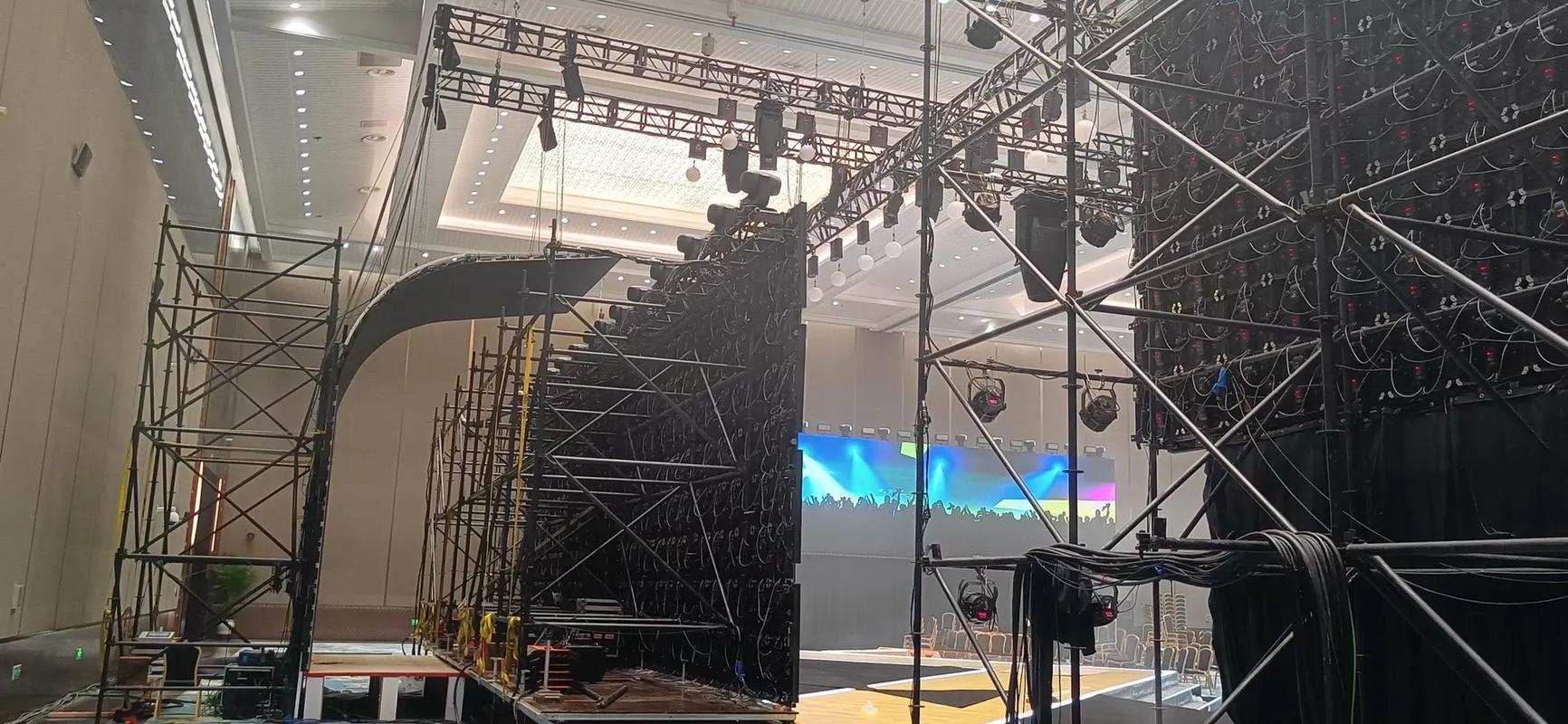 北京活動(dòng)設(shè)備出租舞臺(tái)布置燈光音響大屏出租.